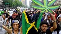 Jovenes se manifiestan por la Avenida Juarez de Ciudad de México el 02 de mayo de 2004,