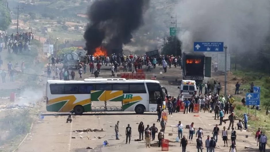 En el poblado de Asunción Nochixtlán, policías federales y estatales lanzaron gases lacrimógenos contra los docentes de la beligerante Coordinadora Nacional de Trabajadores de la Educación (CNTE) (Vía: Twitter)