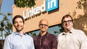 CEO de LinkedIn, Jeff Weiner (izq.), CEO de Microsoft, Satya Nadella (centro), y Reid Hoffman (der.). Foto: bizjournals.com