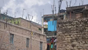 Residentes del edificio quedan impactados por rescate de la mujer. (Vía: AFP)