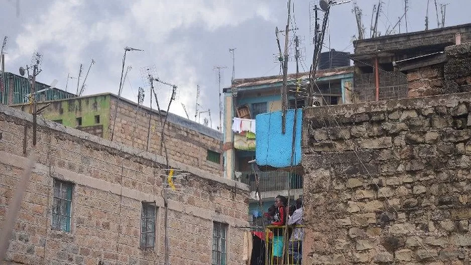 Residentes del edificio quedan impactados por rescate de la mujer. (Vía: AFP)