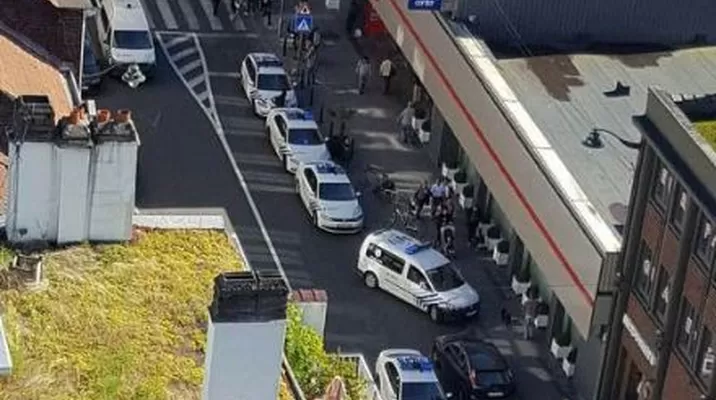 Más de una docena de carros patrulla se acercaron hasta la zona. (Vía: @RT) Más de una docena de carros patrulla se acercaron hasta la zona. (Vía: @RT)