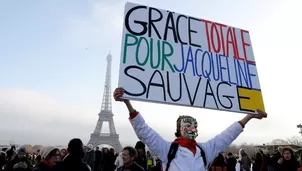 Esta foto de archivo tomada el 10 de diciembre de 2016 muestra al manifestante francés Jean-Baptiste Redde, también conocido como Voltuano asistiendo a una manifestación para pedir la liberación de Jacqueline Sauvage. (Vía: AFP)