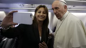 La periodista boliviana Priscilla Quiroga se toma una foto con el papa Francisco. (AP)