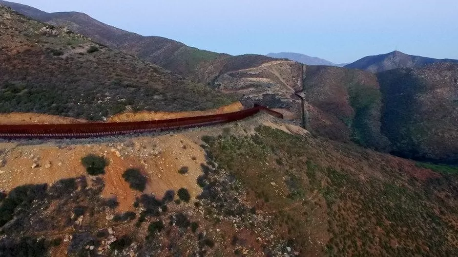 Vista aérea de la frontera de México con Estados Unidos. (Vía: AFP)