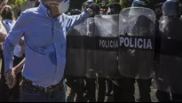 Nicaragua: Policía acorrala a periodistas al cubrir registro de las oficinas del diario Confidencial. Foto referencial: AFP