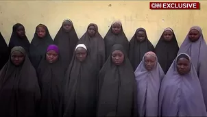 Esta toma de abril del 2016 de un video obtenido por la CNN muestra a 15 de las más de 200 estudiantes secuestradas por Boko Haram. (Vía: AFP)