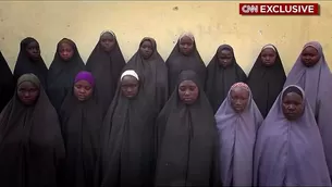 Esta toma de abril del 2016 de un video obtenido por la CNN muestra a 15 de las más de 200 estudiantes secuestradas por Boko Haram. (Vía: AFP)