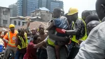 En un inicio, el edificio se derrumbó este miércoles en Lagos (Nigeria) dejando a más de 100 niños atrapados. Foto: AFP