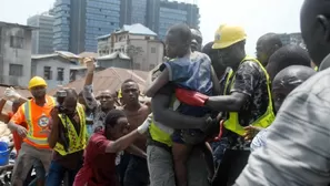 En un inicio, el edificio se derrumbó este miércoles en Lagos (Nigeria) dejando a más de 100 niños atrapados. Foto: AFP