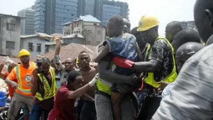 En un inicio, el edificio se derrumbó este miércoles en Lagos (Nigeria) dejando a más de 100 niños atrapados. Foto: AFP