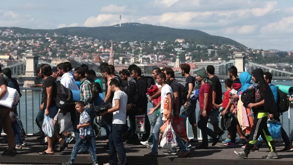 Cientos de migrantes caminan en el tren Elisabeth despu&eacute;s de dejar la zona de tr&aacute;nsito en la principal estaci&oacute;n de trenes de Budapest. (V&iacute;a: AFP)