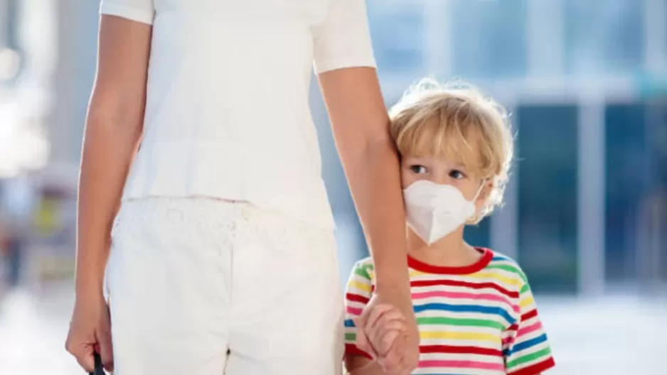 Un niño con su madre. Foto: iStock referencial