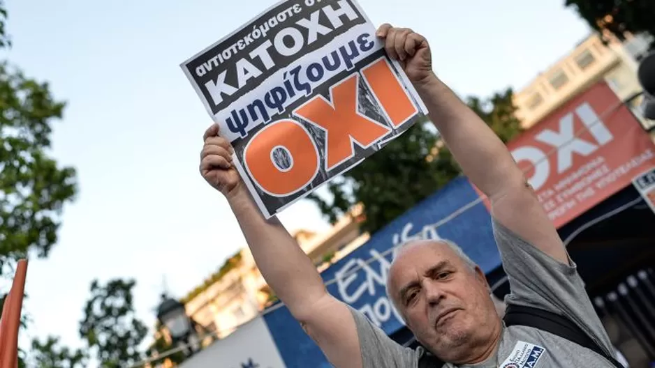  En Plaza Síntagma un hombre sostiene un cartel con el 'No' / Foto: AFP