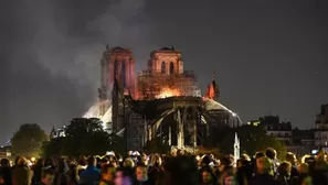 Utilizar aviones cisterna para apagar las llamas que consumen la catedral de Notre Dame de París no es una opción. Foto: AFP