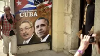 Barack Obama y Raúl Castro en panel de La Habana, Cuba. Foto: AFP.