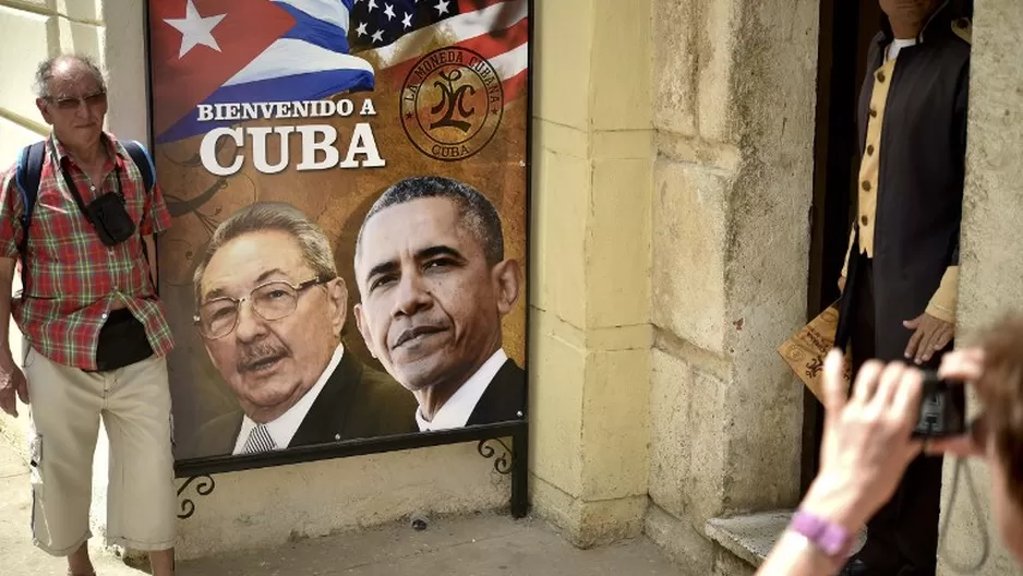 Barack Obama y Raúl Castro en panel de La Habana, Cuba. Foto: AFP.