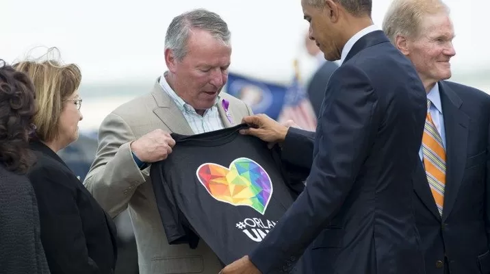 El alcalde de Orlando Buddy Dyer recibe una camiseta del presidente Obama por la tragedia ocurrida en el bar gay Pulse. (Vía: AFP) El alcalde de Orlando Buddy Dyer recibe una camiseta del presidente Obama por la tragedia ocurrida en el bar gay Pulse. (Vía: AFP)