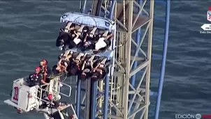  Ocho estudiantes atrapados en montaña rusa por falla mecánica / América Noticias