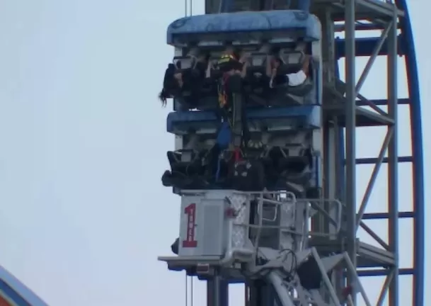 Los bomberos lograron rescatar a los ocho estudiantes en medio de escenas de miedo / Captura / América Noticias