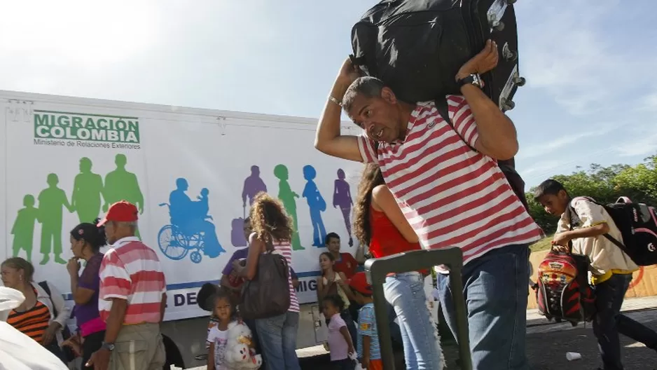 Ciudadanos colombianos forman una l&iacute;nea para regresar a su pa&iacute;s. (V&iacute;a: AFP)