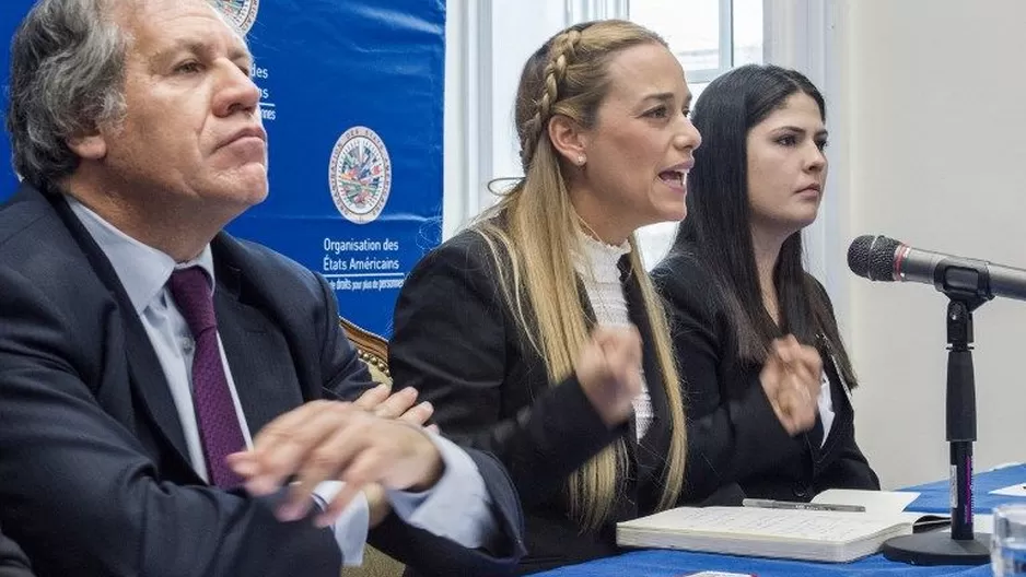 Luis Almagro junto a Lilian Tintori y Oriana Goicoechea. (Vía: AFP)