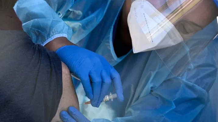 OMS advierte que el coronavirus aún podrá contagiar tras las primeras vacunaciones. Foto: AFP referencial OMS advierte que el coronavirus aún podrá contagiar tras las primeras vacunaciones. Foto: AFP referencial