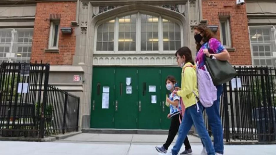 OMS defiende mantener las escuelas abiertas y cree evitables los confinamientos por la pandemia del coronavirus. Foto: AFP