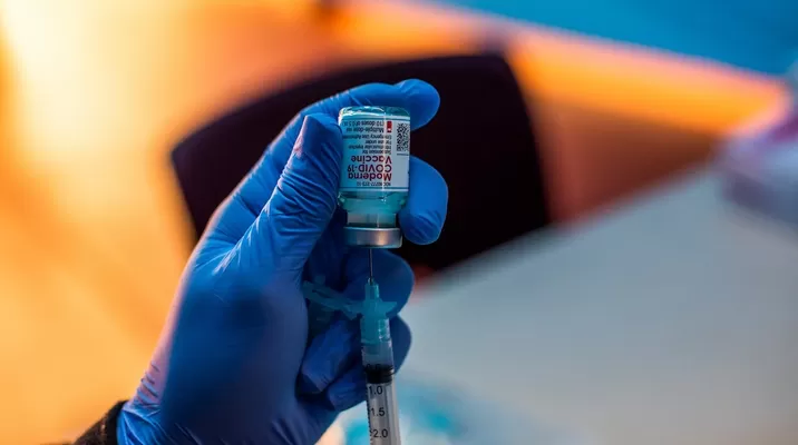 OMS pide a los laboratorios compartir el 50% de sus vacunas contra la COVID-19 con COVAX. Foto referencial: AFP OMS pide a los laboratorios compartir el 50% de sus vacunas contra la COVID-19 con COVAX. Foto referencial: AFP
