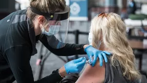 OMS pide que campañas de vacunación contra la COVID-19 se activen en todo el mundo en los próximos 100 días. Foto: AFP referencial