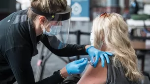 OMS pide que campañas de vacunación contra la COVID-19 se activen en todo el mundo en los próximos 100 días. Foto: AFP referencial