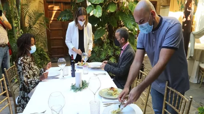 OMS pide que se use mascarilla en las reuniones familiares de Navidad en Europa. Foto: EFE OMS pide que se use mascarilla en las reuniones familiares de Navidad en Europa. Foto: EFE