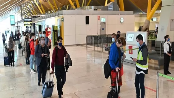 OMS subraya que no debe exigirse una vacuna contra la COVID-19 a los viajeros internacionales. Foto: EFE referencial