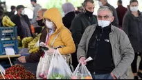 OMS: Vacunados contra COVID-19 deben conservar mascarilla en regiones con fuerte transmisión. Foto referencial: AFP