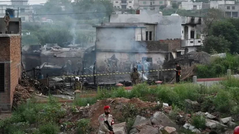 Pakistán: al menos 18 muertos luego que avioneta del Ejército se estrelló en zona residencial