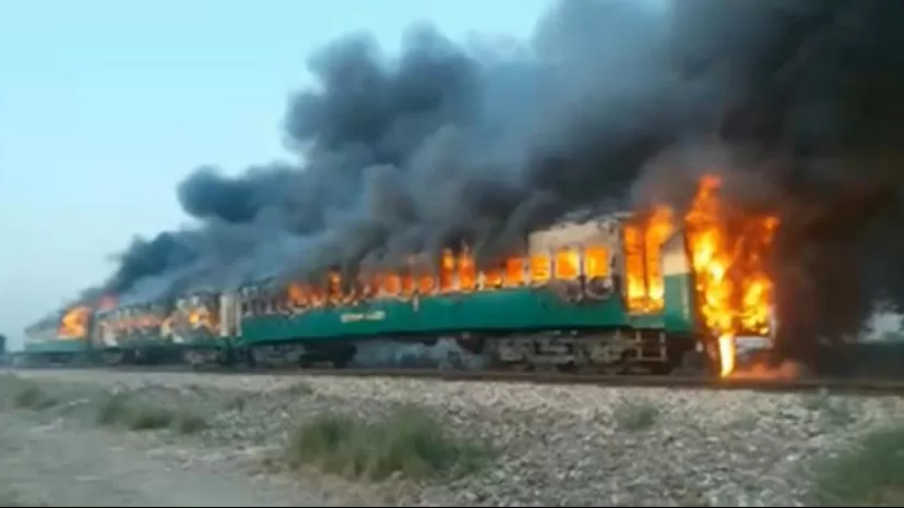 Pakistán: explosión en un tren deja al menos 73 muertos