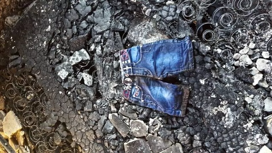 Los shorts de un ni&ntilde;o tirados en el desmonte de la casa de la familia Dawabsha. (V&iacute;a: Vice News)