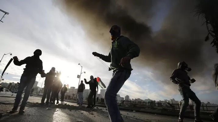 Protestantes palestinos lanzan rocas contra las tropas de Israel. Foto: AFP Protestantes palestinos lanzan rocas contra las tropas de Israel. Foto: AFP