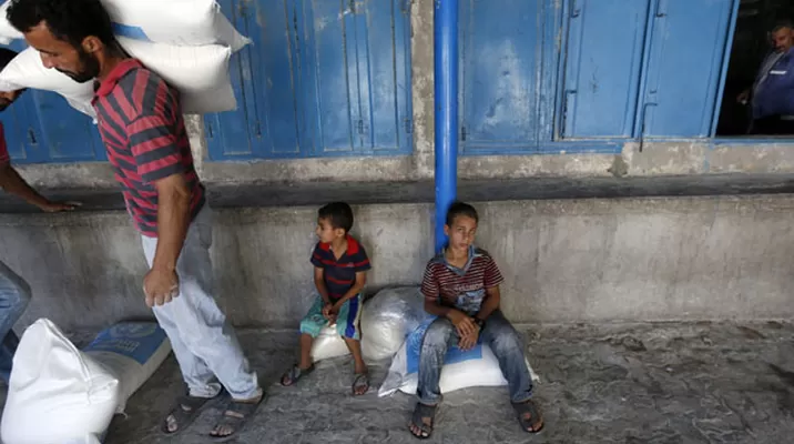 Palestinos se sientan y caminan fuera de un centro de distribución de ayuda de la Agencia de Obras Públicas y Socorro de las Naciones Unidas (UNRWA). (Foto: AFP) Palestinos se sientan y caminan fuera de un centro de distribución de ayuda de la Agencia de Obras Públicas y Socorro de las Naciones Unidas (UNRWA). (Foto: AFP)