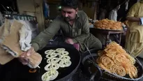 Un panadero paquistaní prepara 'Jalebi' para el Ramadán. (Vía: AFP)