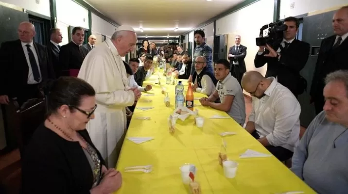 Papa Francisco almuerza con presos en Milán. (Vía: Twitter) Papa Francisco almuerza con presos en Milán. (Vía: Twitter)