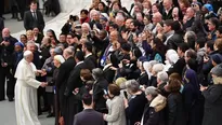 El papa Francisco bromeo con una monja visiblemente entusiasta. Foto: AFP