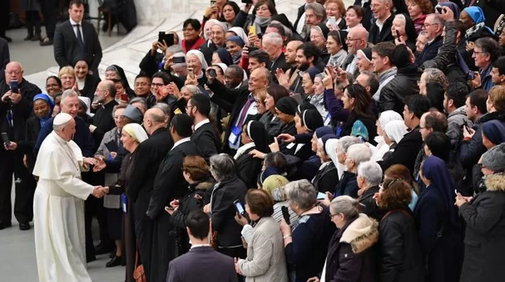 El papa Francisco bromeo con una monja visiblemente entusiasta. Foto: AFP El papa Francisco bromeo con una monja visiblemente entusiasta. Foto: AFP