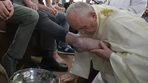 Papa Francisco lav&oacute; los pies de 12 detenidos en Roma. Foto: AFP