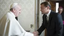 Papa Francisco d&aacute;ndole la bienvenida a Leonardo Di Caprio. (V&iacute;a: AFP)