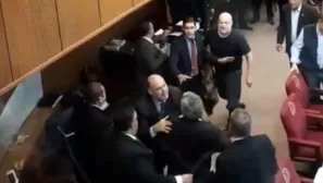 Paraguay: senadores protagonizaron escandalosa pelea a puñetazos en el Senado. Foto: captura