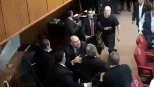 Paraguay: senadores protagonizaron escandalosa pelea a puñetazos en el Senado. Foto: captura