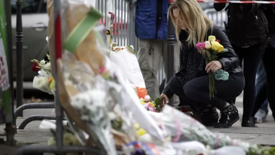  Una mujer deja flores en la entrada del teatro El Bataclan en París / Foto: AFP