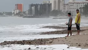   Unas personas caminan por la playa de Puerto Vallarta (México) hoy, sábado 24 de octubre de 2015 (Foto: EFE)