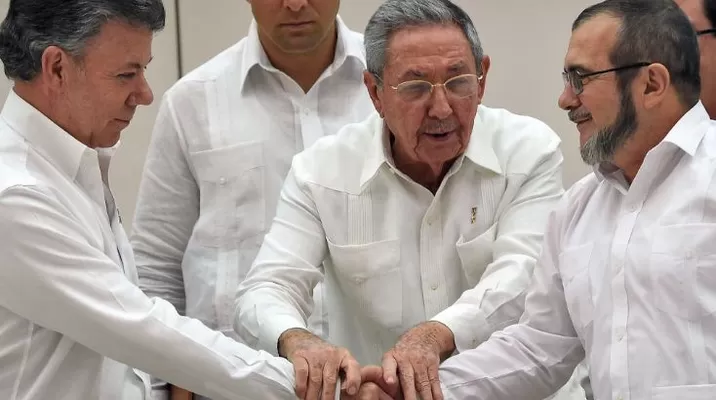El presidente Juan Manuel Santos y el jefe guerrillero 'Timochenko', se dieron un apretón de manos. (Vía: Twitter) El presidente Juan Manuel Santos y el jefe guerrillero 'Timochenko', se dieron un apretón de manos. (Vía: Twitter)